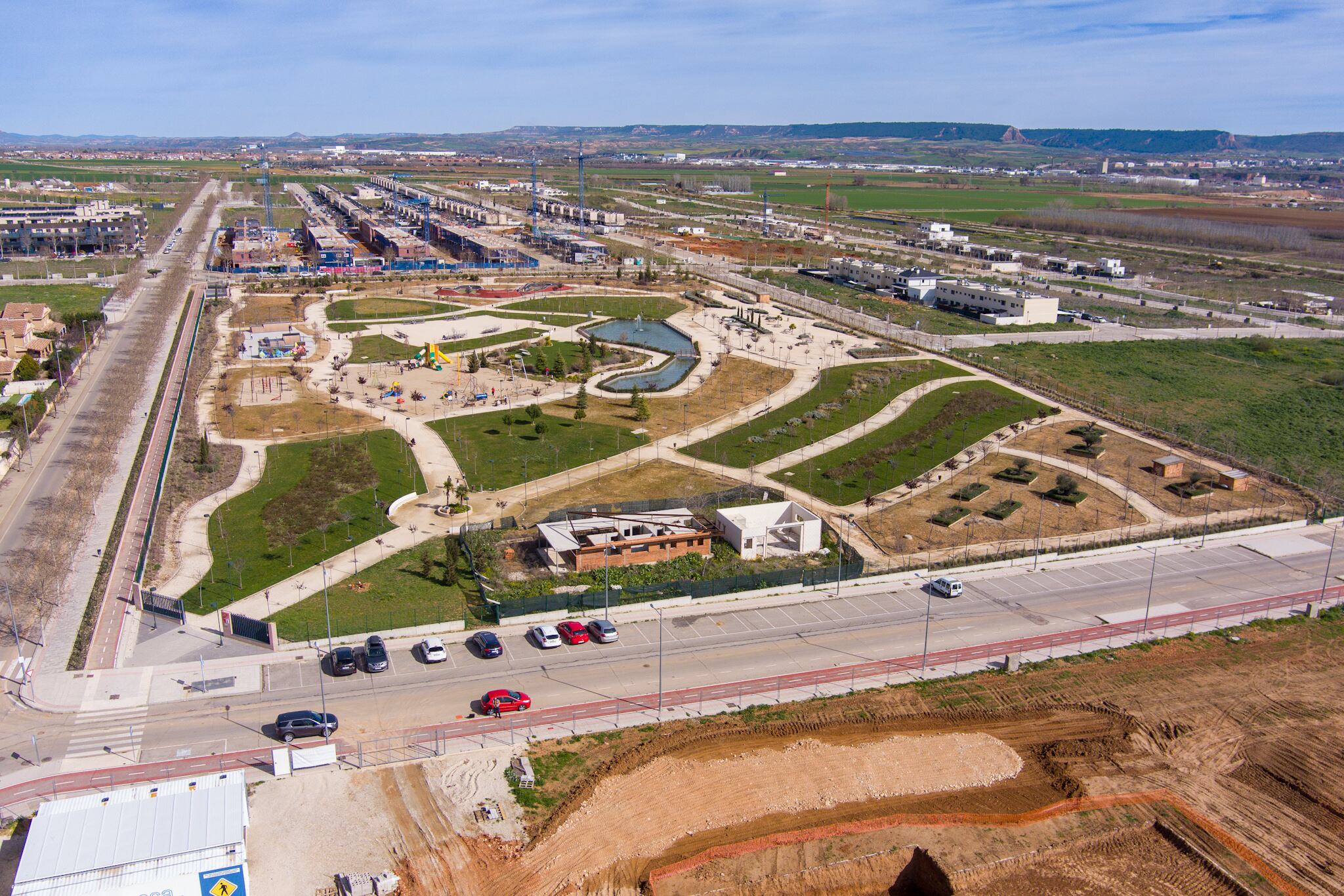 Vista aérea del parque Elena de la Cruz con el kisco bar a medio construir