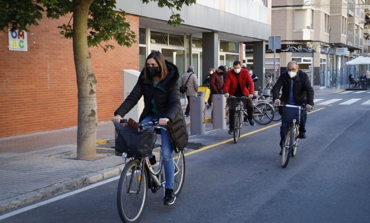 Esther Díez inaugurando la nueva estación de Bicielx en Altabix