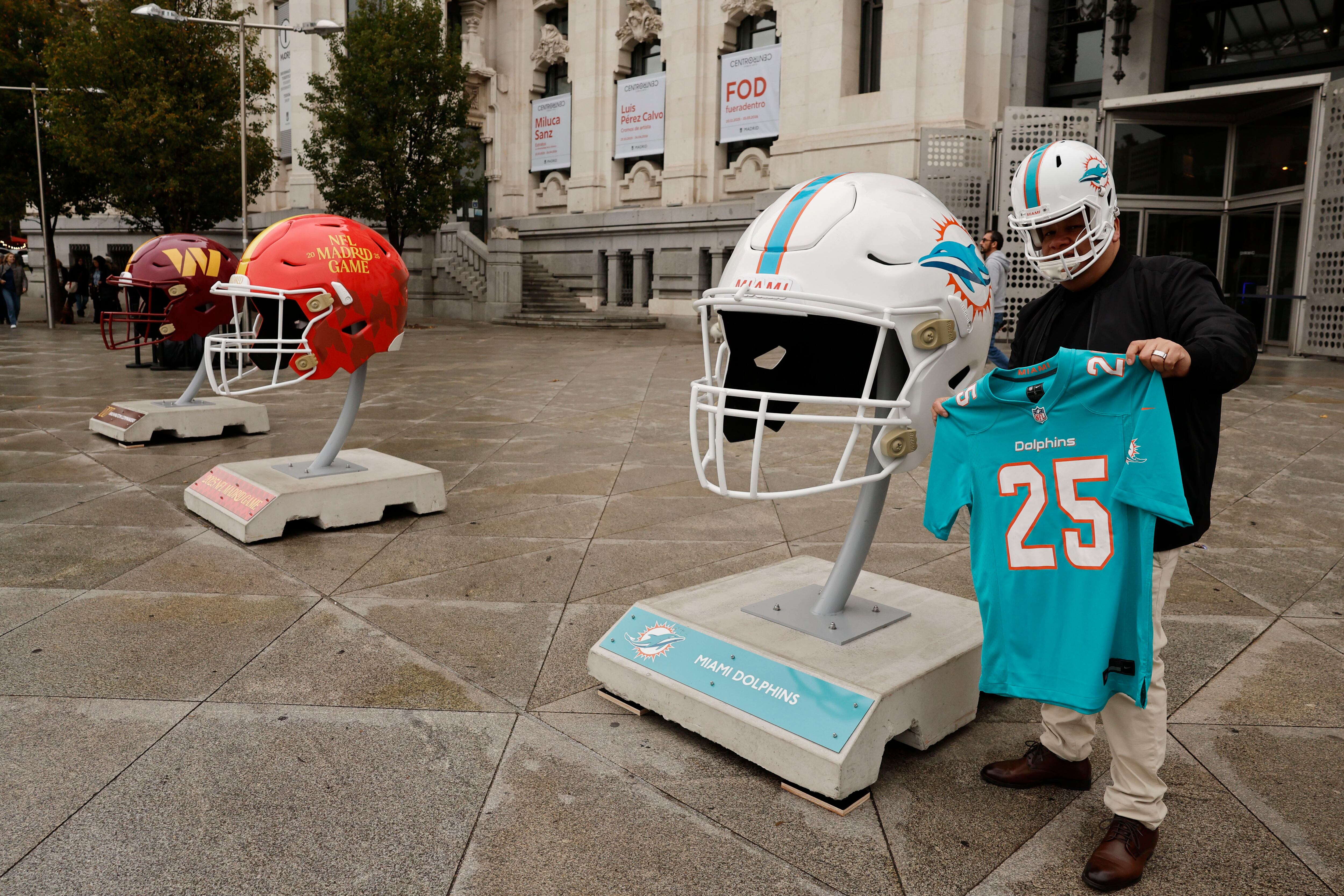 MADRID, 13/11/2025.- Varios cascos gigantes de fútbol americano NFL instalados frente al Palacio de Cibeles, actual sede del Ayuntamiento de Madrid, con motivo del primer partido oficial de la NFL de fútbol americano que enfrentará en el estadio Santiago Bernabéu a los Washington Commanders contra los Miami Dolphins, el próximo domingo. EFE/ Sergio Perez