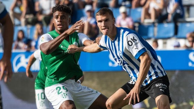 Maras realiza una acción defensiva durante un partido.