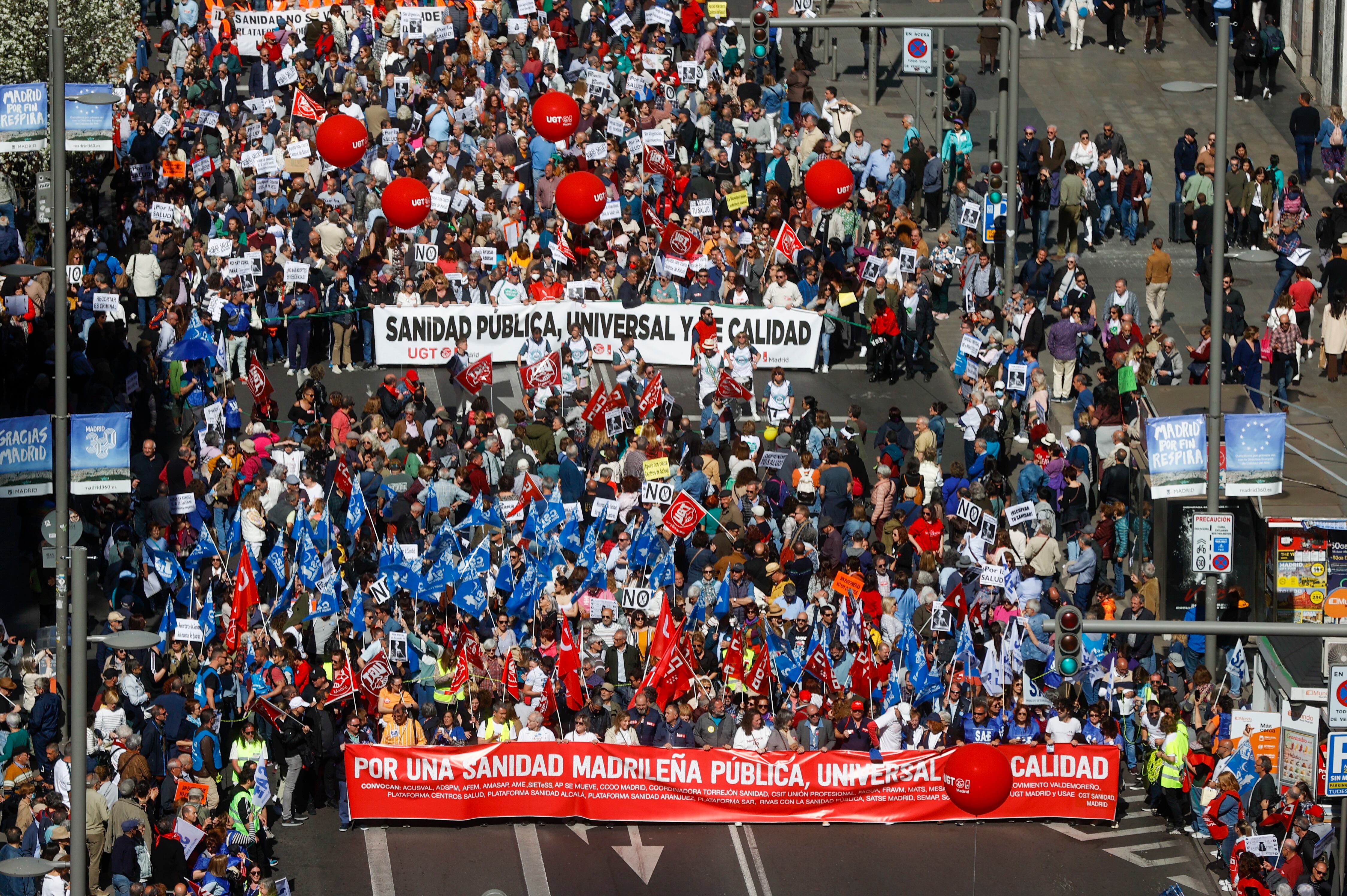 Cabecera de la manifestación convocada por diferentes organizaciones sanitarias de la Comunidad de Madrid en defensa de una sanidad pública, universal y de calidad.