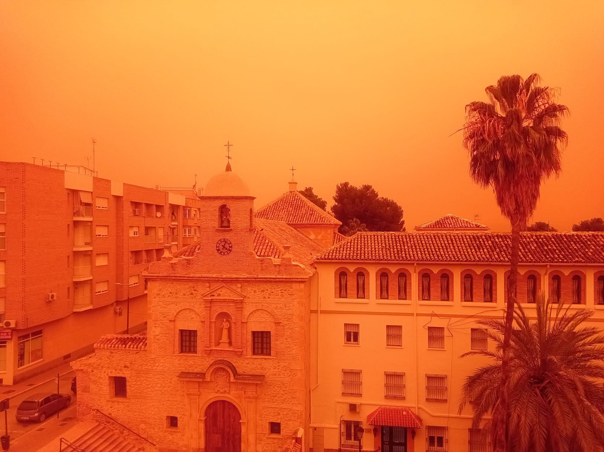 La calima cubre el cielo de color naranja en Lorca