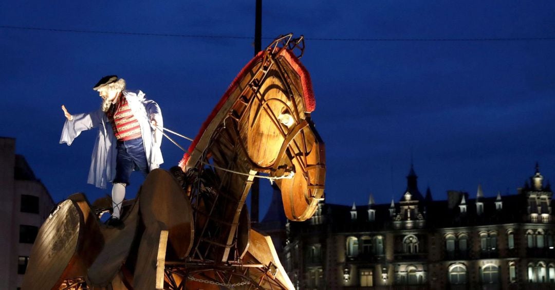 El Olentzero, personaje vasco que trae los regalos en navidad, durante el tradicional desfile navideño que ha recorrido desde la Gran Via hasta el Arriaga, en Bilbao. 