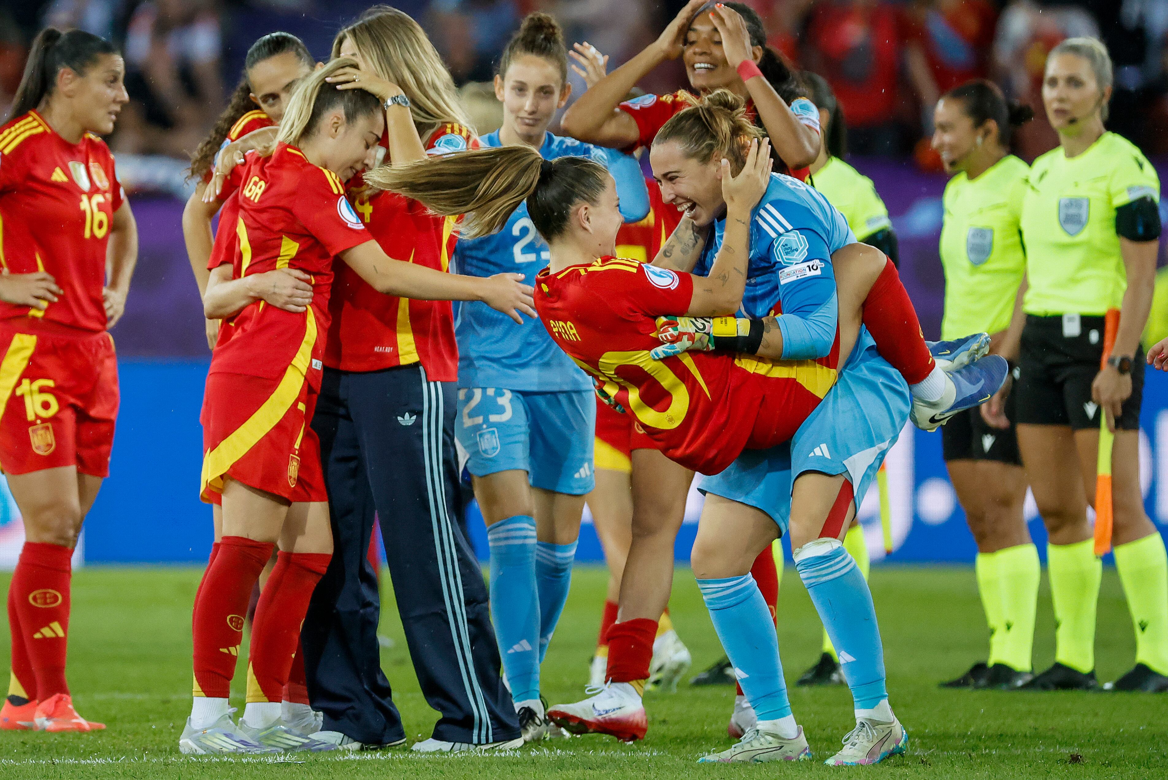 Las jugadoras de la selección española celebran la victoria ante Alemania