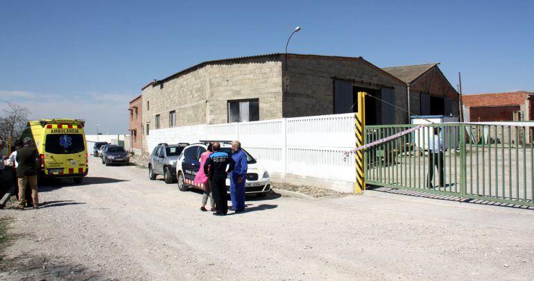 Exterior de l'empresa on ha tingut lloc l'homicidi. Agents dels Mossos d'Esquadra investigant les causes dels fets a l'interior de la fàbrica de prefabricats. Imatge del 30 de març del 2016.