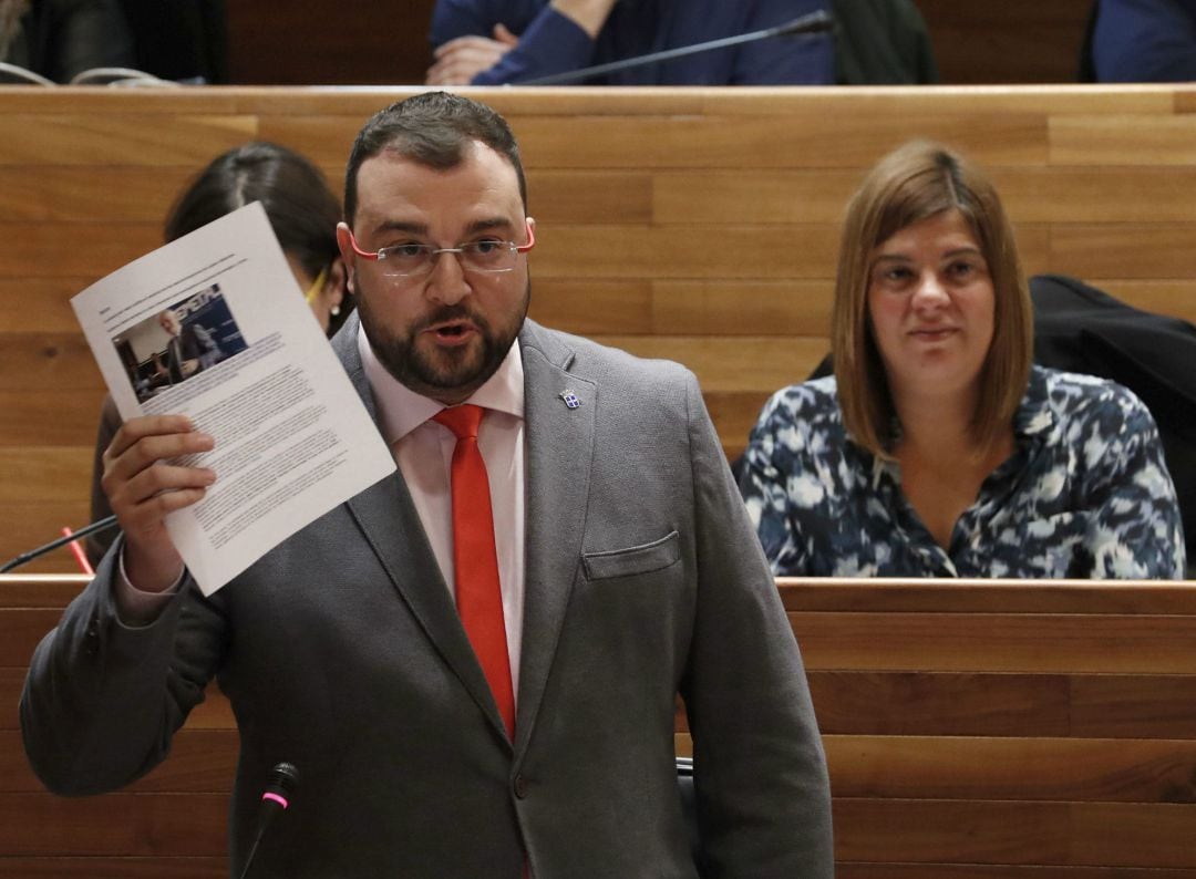 El presidente, Adrián Barbón, respondiendo a las preguntas sobre la industria.