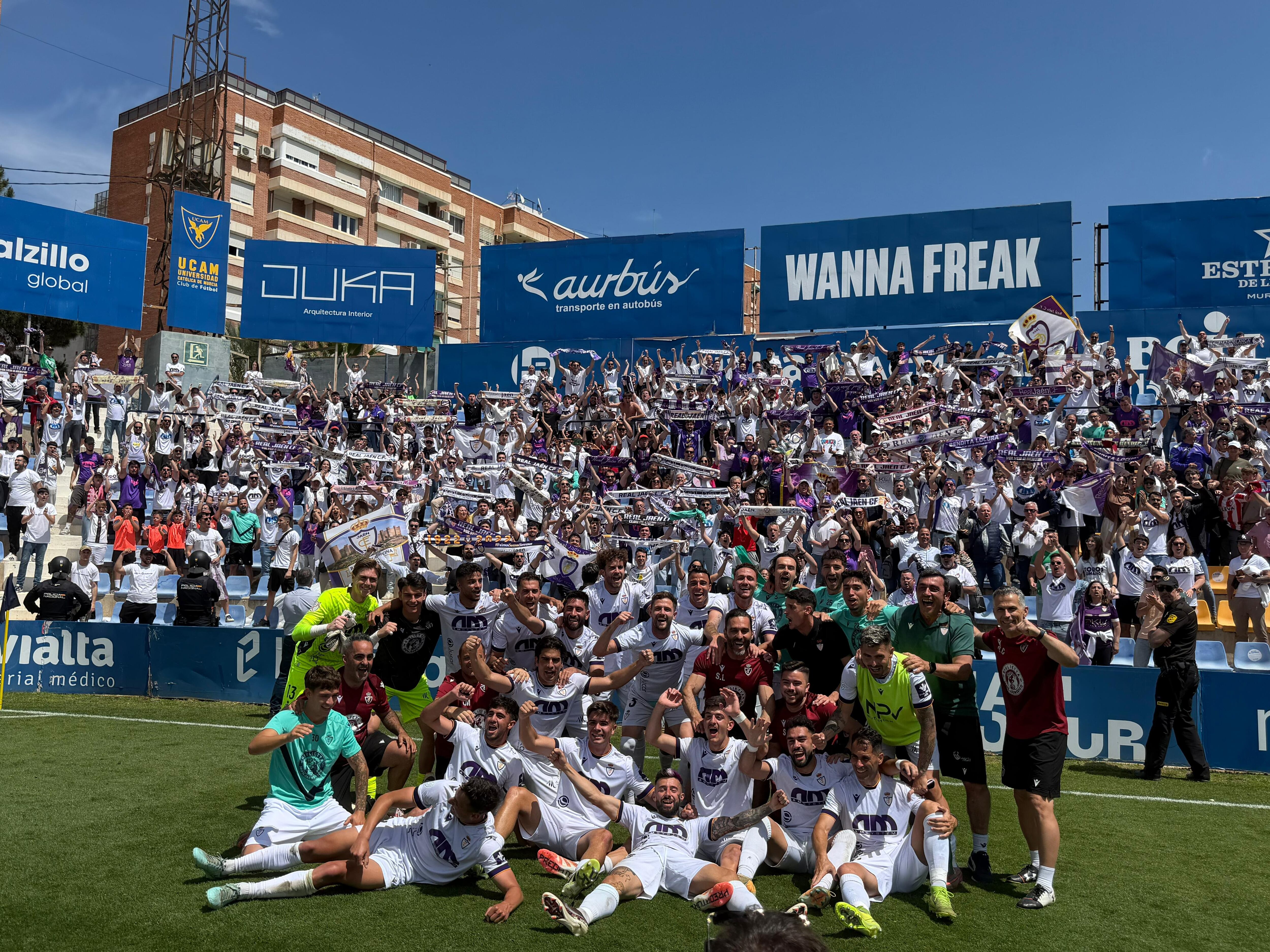 Los jugadores del Real Jaén celebran el triunfo en Murcia ante el UCAM por 1-2.