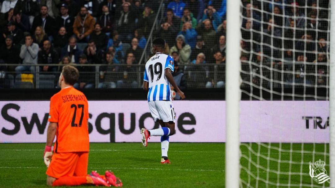 Isak celebra su gol en Graz