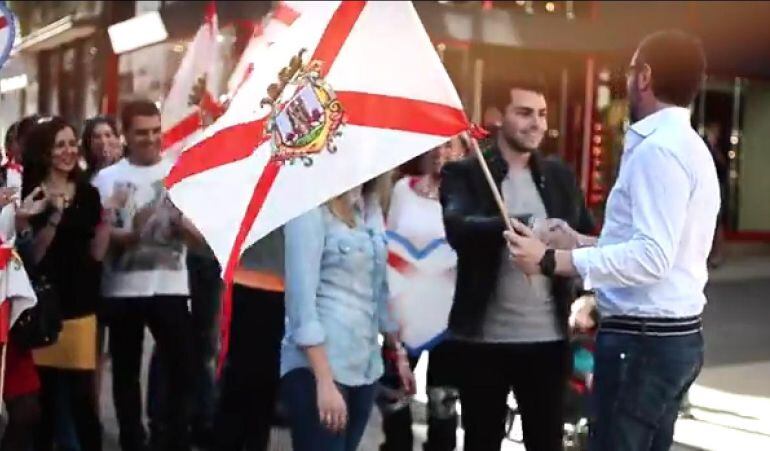 Maroto recibe la bandera de Vitoria, en uno de los momentos del vídeo
