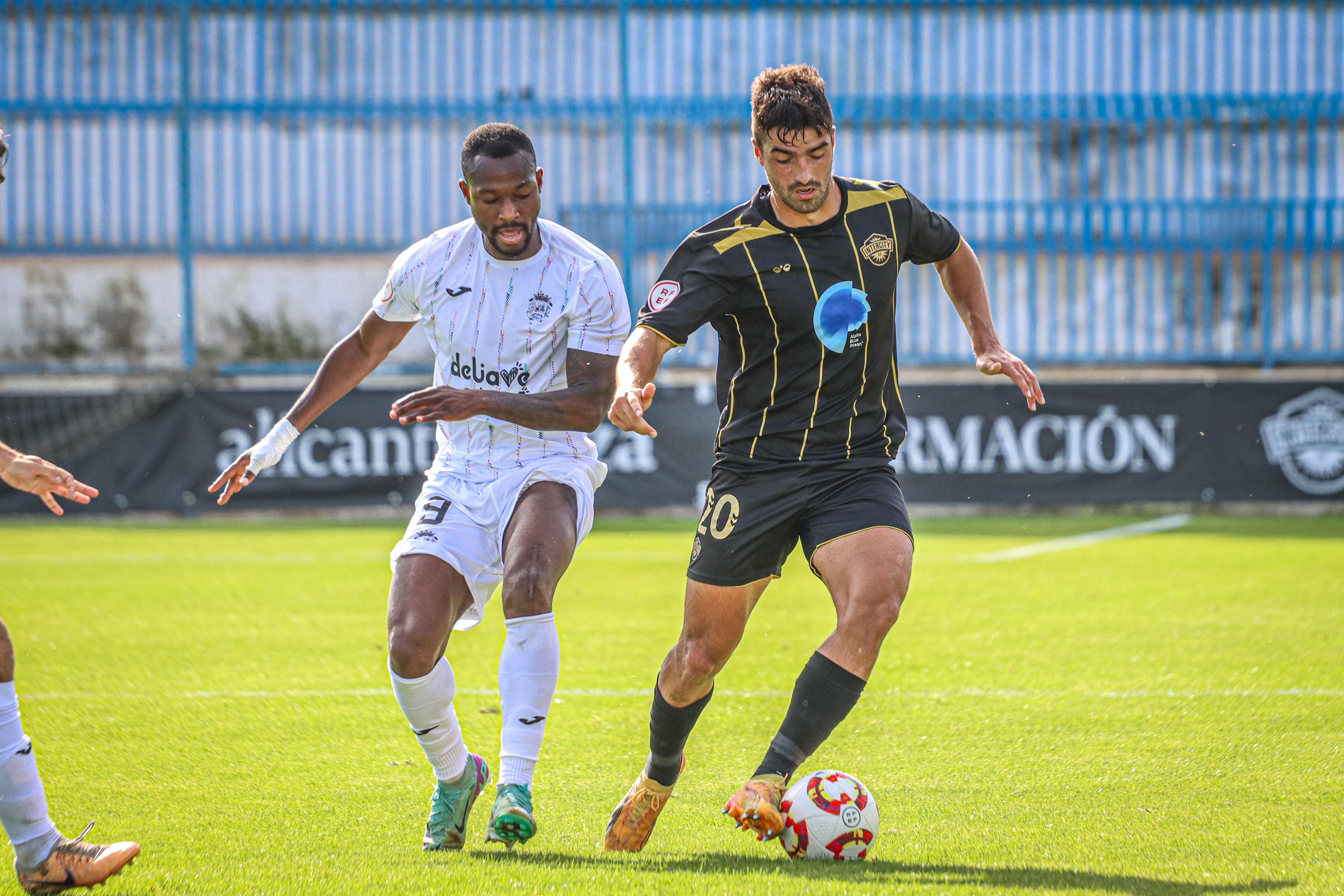 Codina, jugador del Intercity, frente al Fuenlabrada