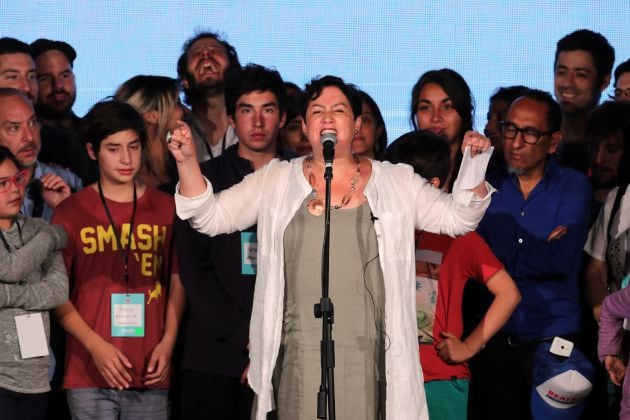 La candidata presidencial de la coalición izquierdista Frente Amplio, Beatriz Sánchez (c), celebra su tercer lugar en las elecciones, con una votación muy por encima de lo que atribuían los sondeos.