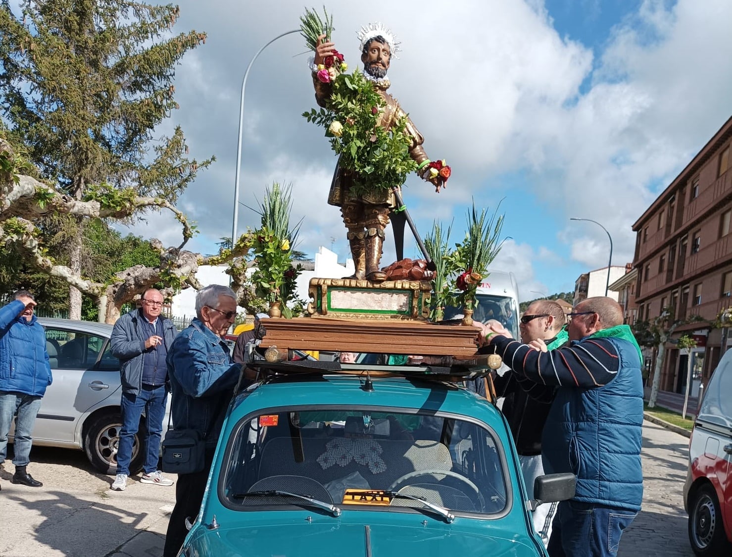 La imagen de San Isidro de Dueñas viaja este año en un 600