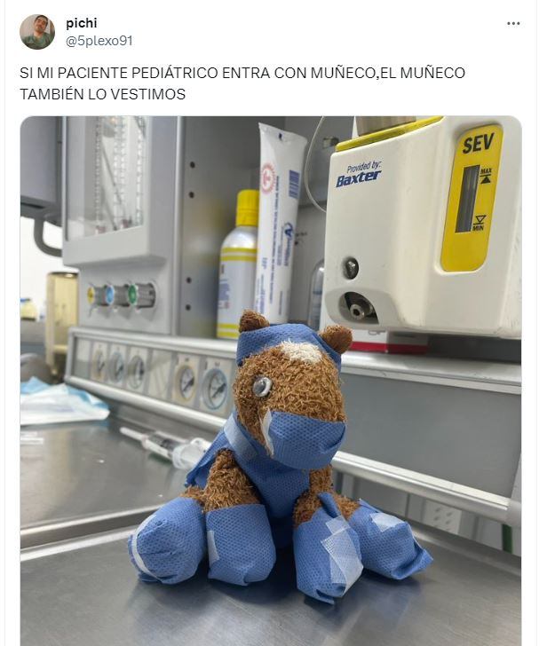 Este es el conmovedor gesto que tiene un médico con sus pacientes más pequeños en un hospital.