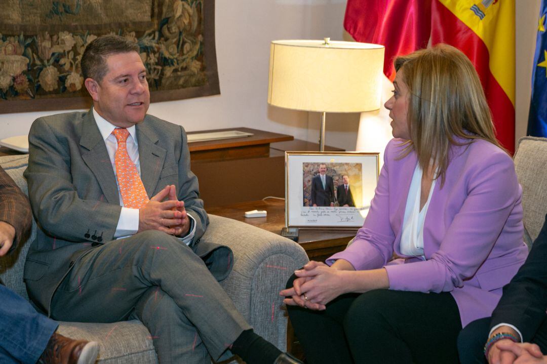 El presidente de Castilla-La Mancha, Emiliano García-Page, y la portavoz de Ciudadanos en la región, Carmen Picazo