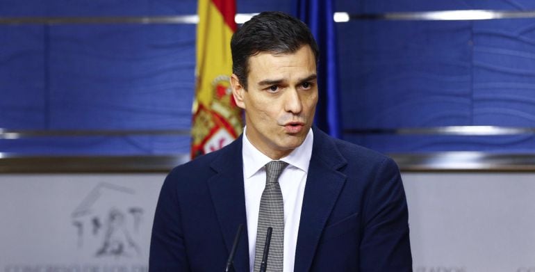 El líder del PSOE y candidato a la Presidencia del Gobierno, Pedro Sánchez, tras finalizar los primeros contactos con los diferentes portavoces parlamentarios