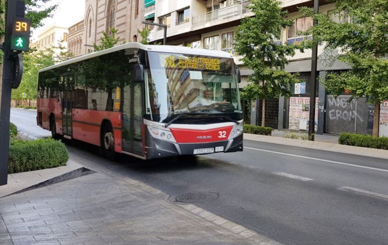 Autobús urbano de Granada en la Gran Vía de Colón