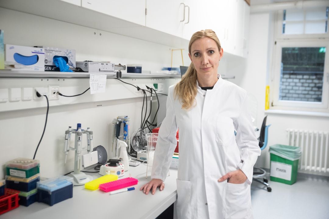 Sandra Ciesek, una de las virólogas más prestigiosas de Alemania, en un laboratorio.