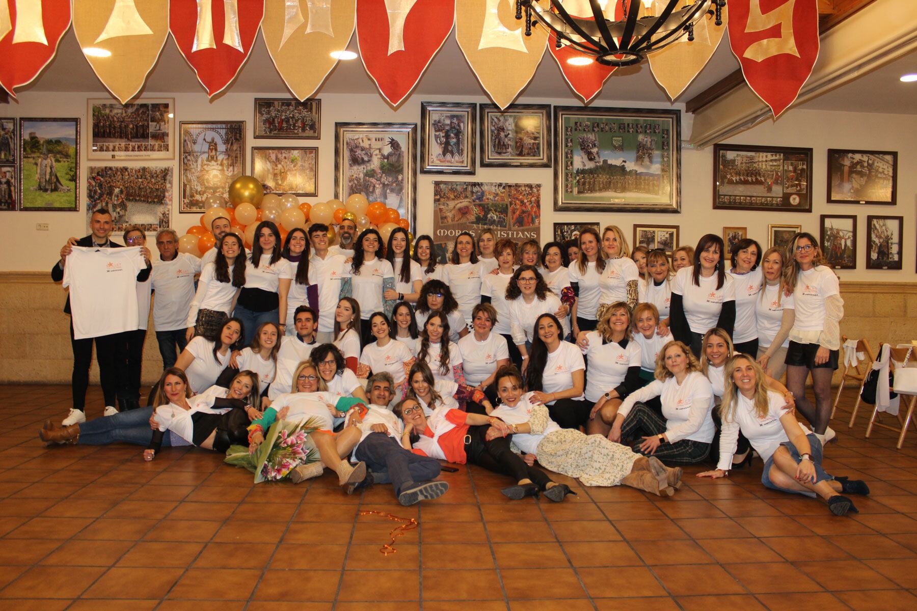 Foto de familia de componentes del ballet de Carmina Nadal durante las tres décadas de trayectoria de la coreógrafa alcoyana