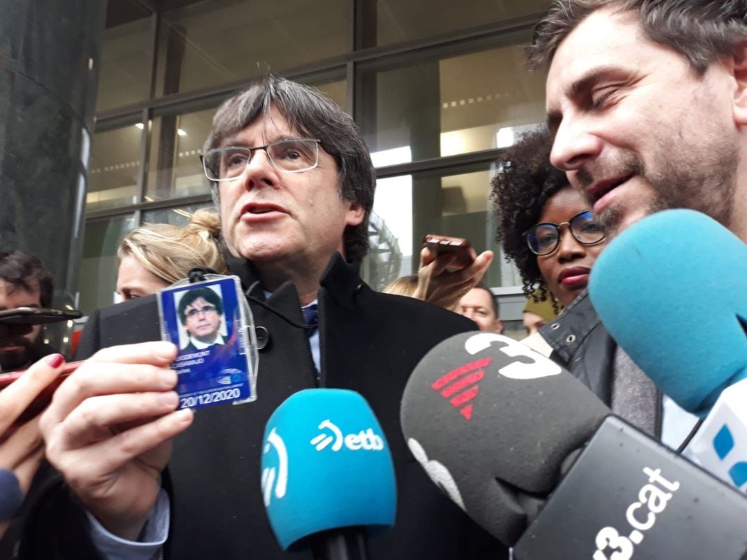 El expresidente de la Generalitat Carles Puigdemont posa con su acreditación de eurodiputado a la salida del Parlamento Europeo.