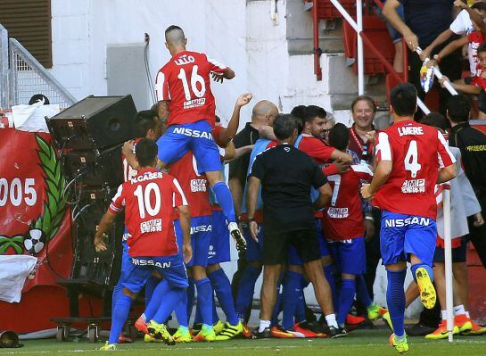GRA155 GIJÓN, 21/08/2016.- Los jugadores del Sporting de Gijón celebran el segundo gol de su equipo, marcado por el centrocampista Víctor Rodríguez, durante el partido de la primera jornada de la Liga contra el Athletic de Bilbao, celebrado en el estadio 