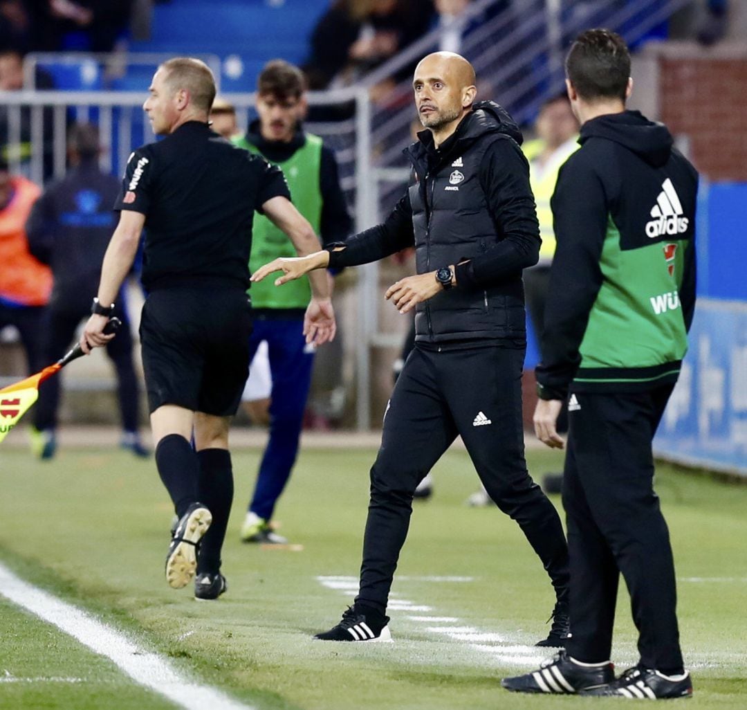 Miguel Cardoso durante el partido de Mendizorroza