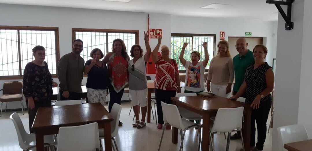 Usuarios del centro con la consejera en funciones de Bienestar Social del Gobierno de Canarias, Cristina Valido, y concejales de CC en Arrecife.