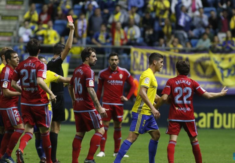 Delmás vio una rigurosa roja en el Carranza y se perderá el partido ante el Albacete