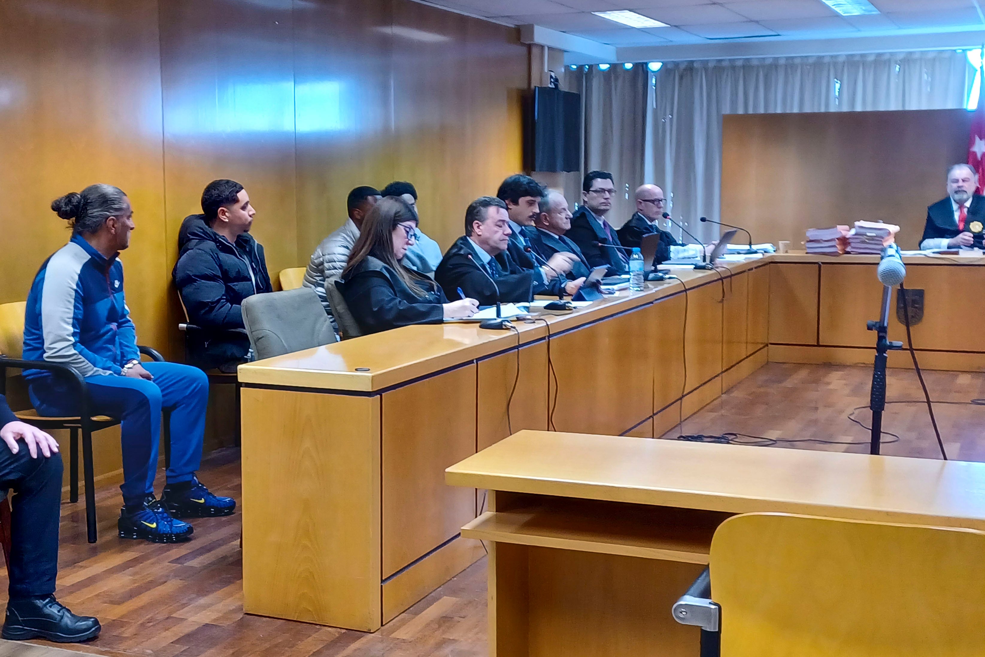  Los tres miembros de la banda Dominican Don't Play (DDP) que son juzgados como autores intelectuales de un ataque a una banda rival en el que murió un joven en Fuenlabrada (Madrid) y otros tres resultaron heridos niegan la acusación, mientras la Fiscalía incide en que unos lo planearon y otros llegaron a participar en un crimen motivado por una reyerta anterior. EFE/ Paqui Gallego