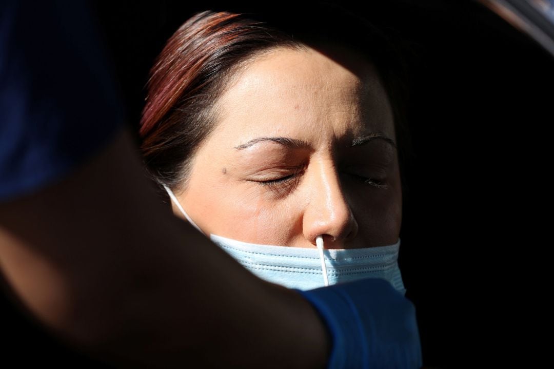 Una mujer sometida a una prueba PCR.