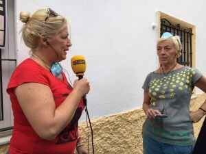 Charo y Palama dos voluntarias de una asociación de ayuda a los gatos también se preocupan por la situación de la anciana.