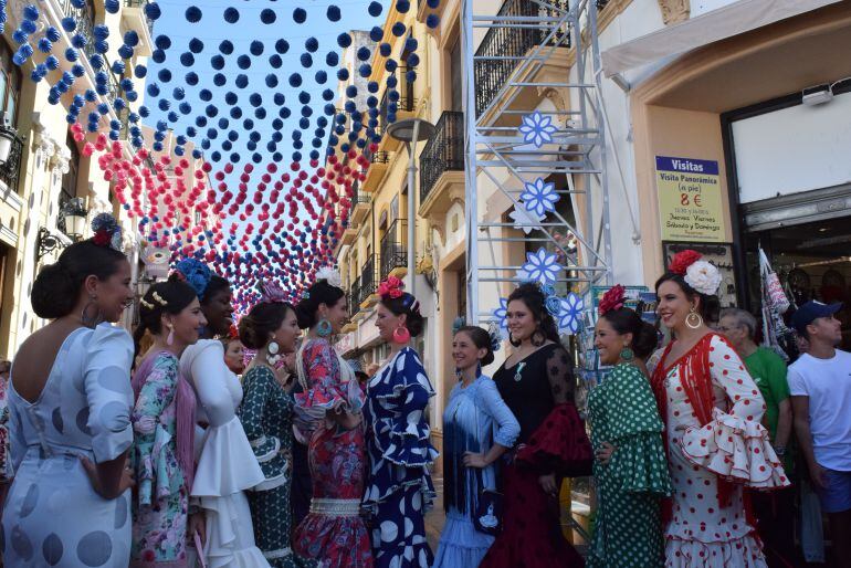 Damas Goyescas durante la inauguración de la feria del centro al comienzo de la Calle Espinel.
