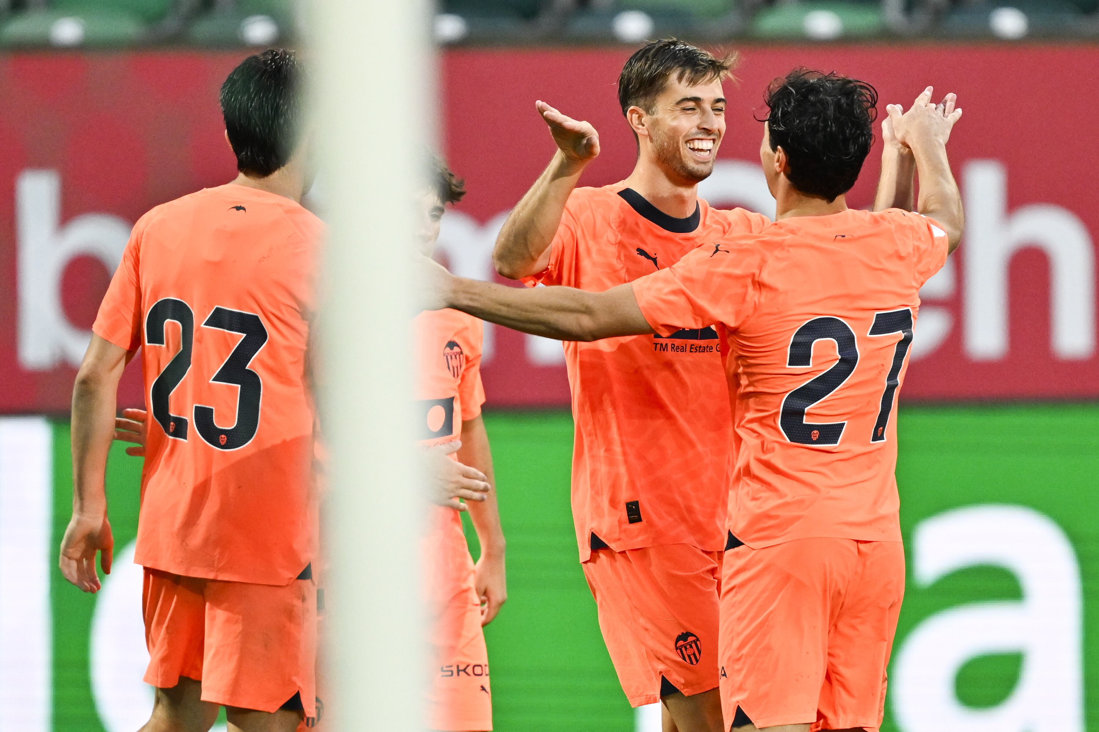 St. Gallen (Switzerland Schweiz Suisse), 25/07/2023.- Valencia's Alberto Mari (2-R) celebrates with teammates after scoring his second goal in the friendly soccer match between FC St. Gallen and Valencia CF at the Kybunpark stadium in St. Gallen, Switzerland, 25 July 2023. (Futbol, Amistoso, Suiza) EFE/EPA/GIAN EHRENZELLER