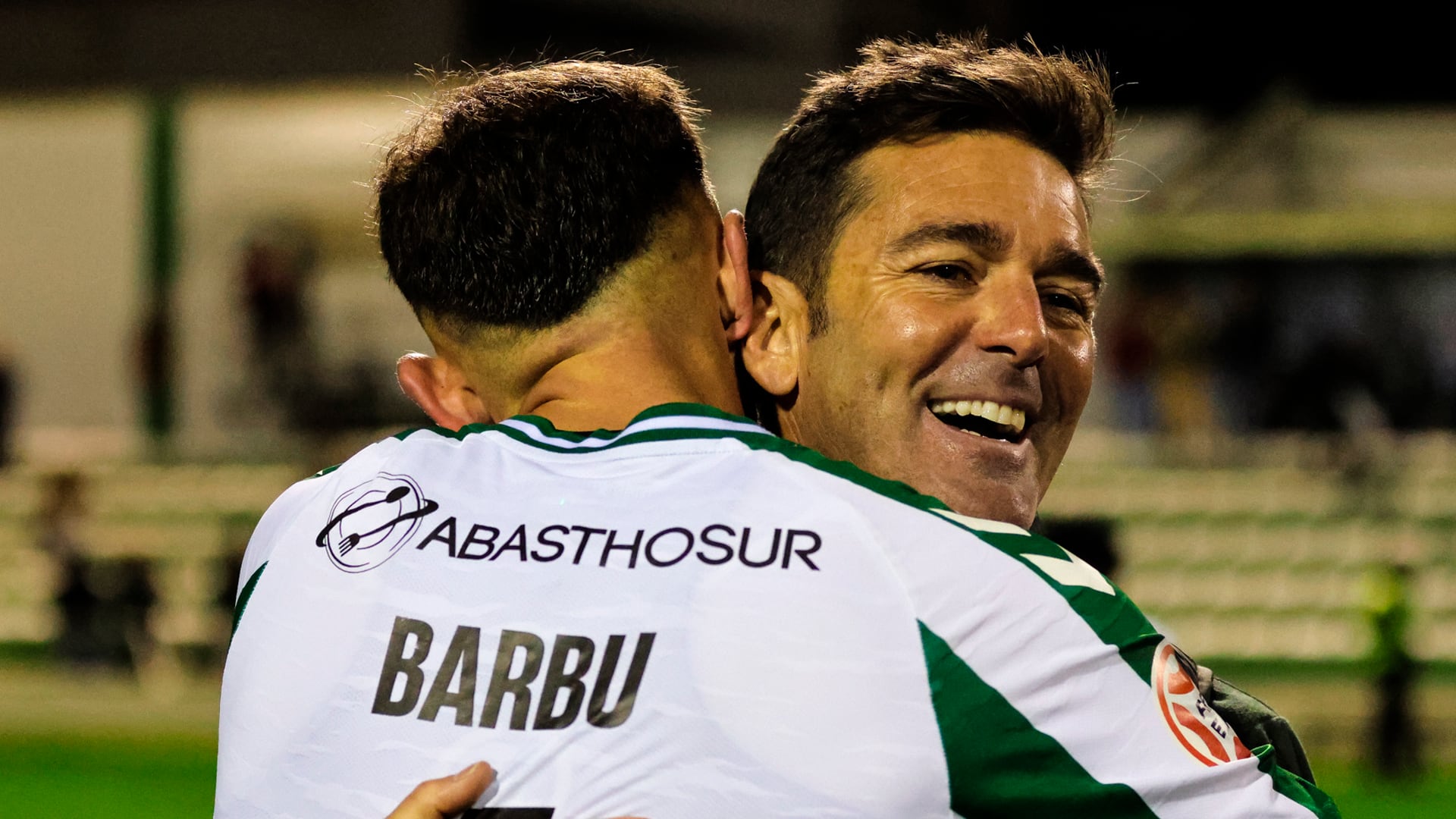 Abraham Paz abraza a Barbu en el Antequera CF - Nàstic