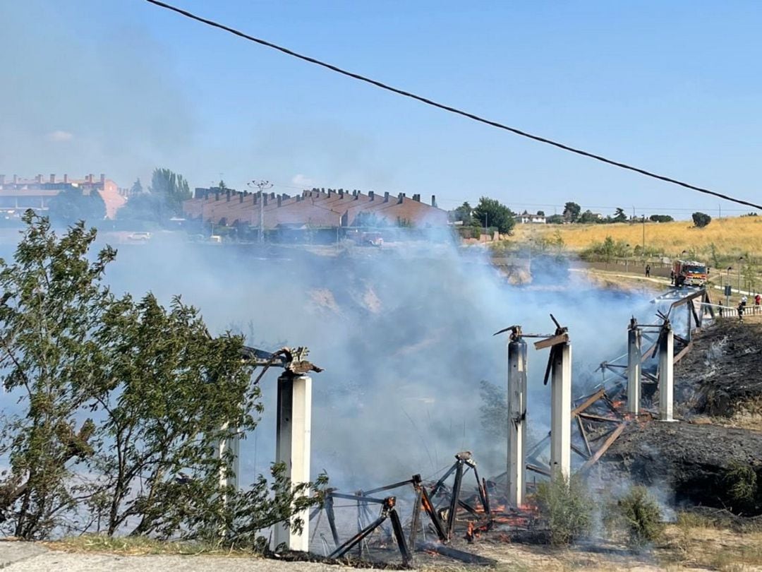 Incendio en la pasarela que une las urbanizaciones Parque Coimbra con Parque Guadarrama en Móstoles