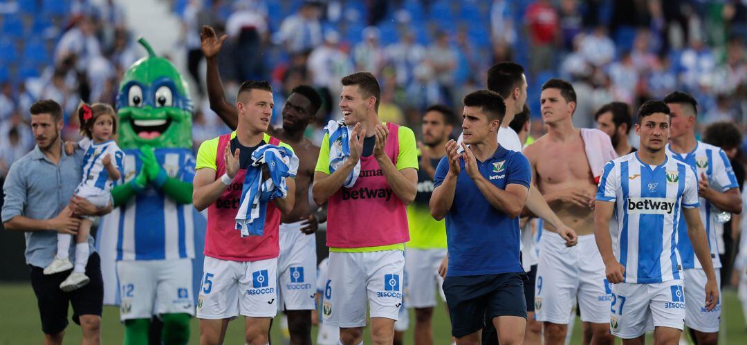 Los jugadores del &#039;Lega&#039; se despiden de los aficionados tras la derrota.