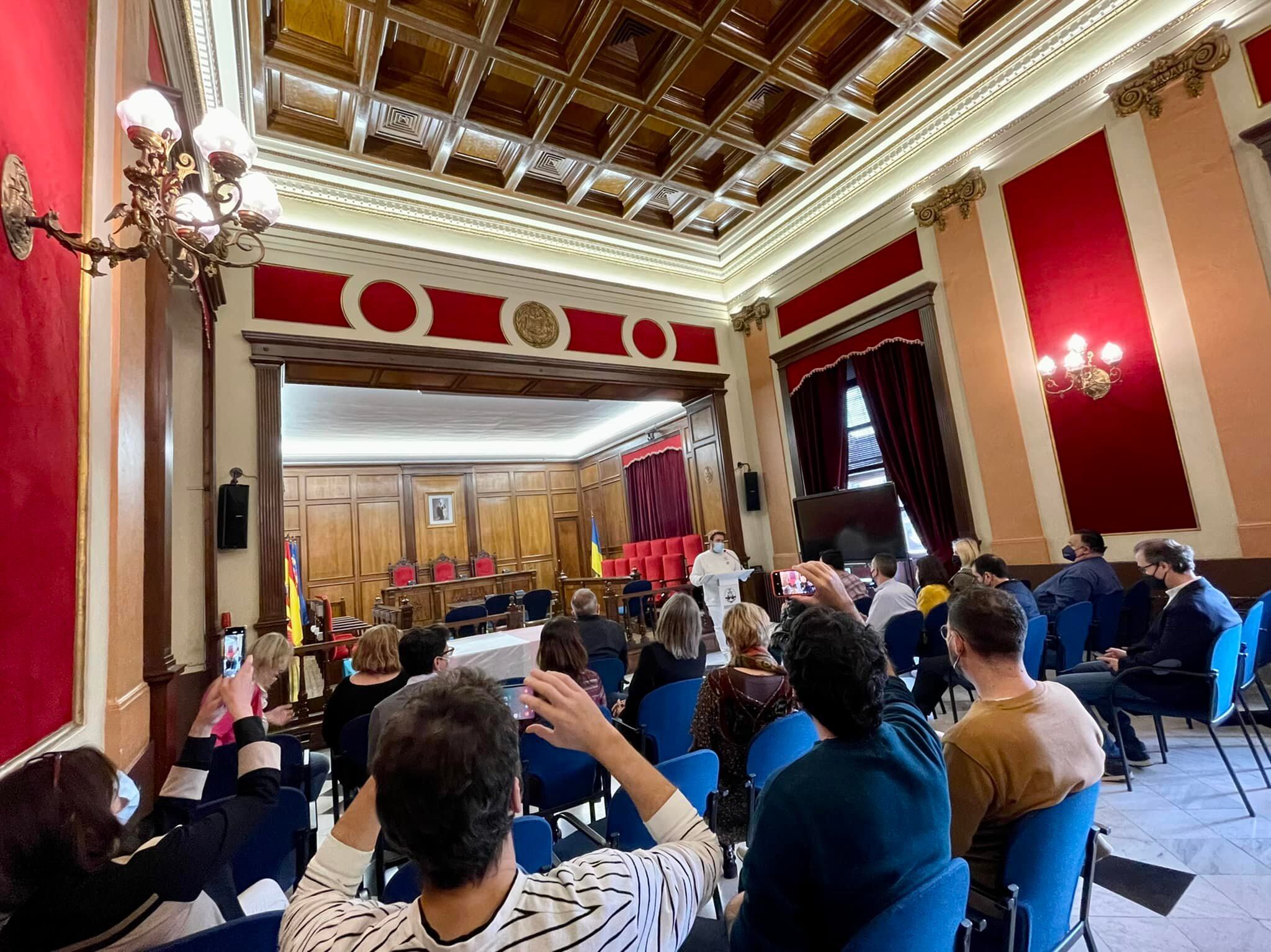 El Salón de Plenos del Ayuntamiento de Alcoy ha acogido el acto institucional del Día Internacional de la Visibilidad Trans