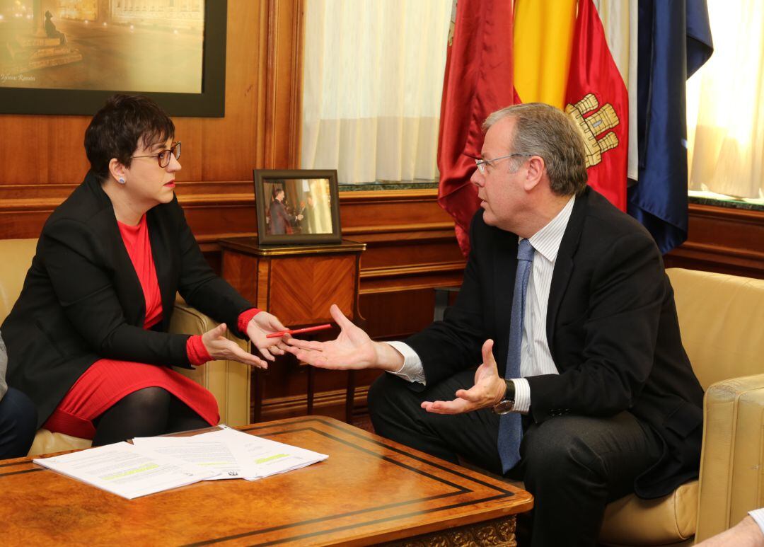 Camino Cabañas (i.) y Antonio Silván (d.) durante su reunión