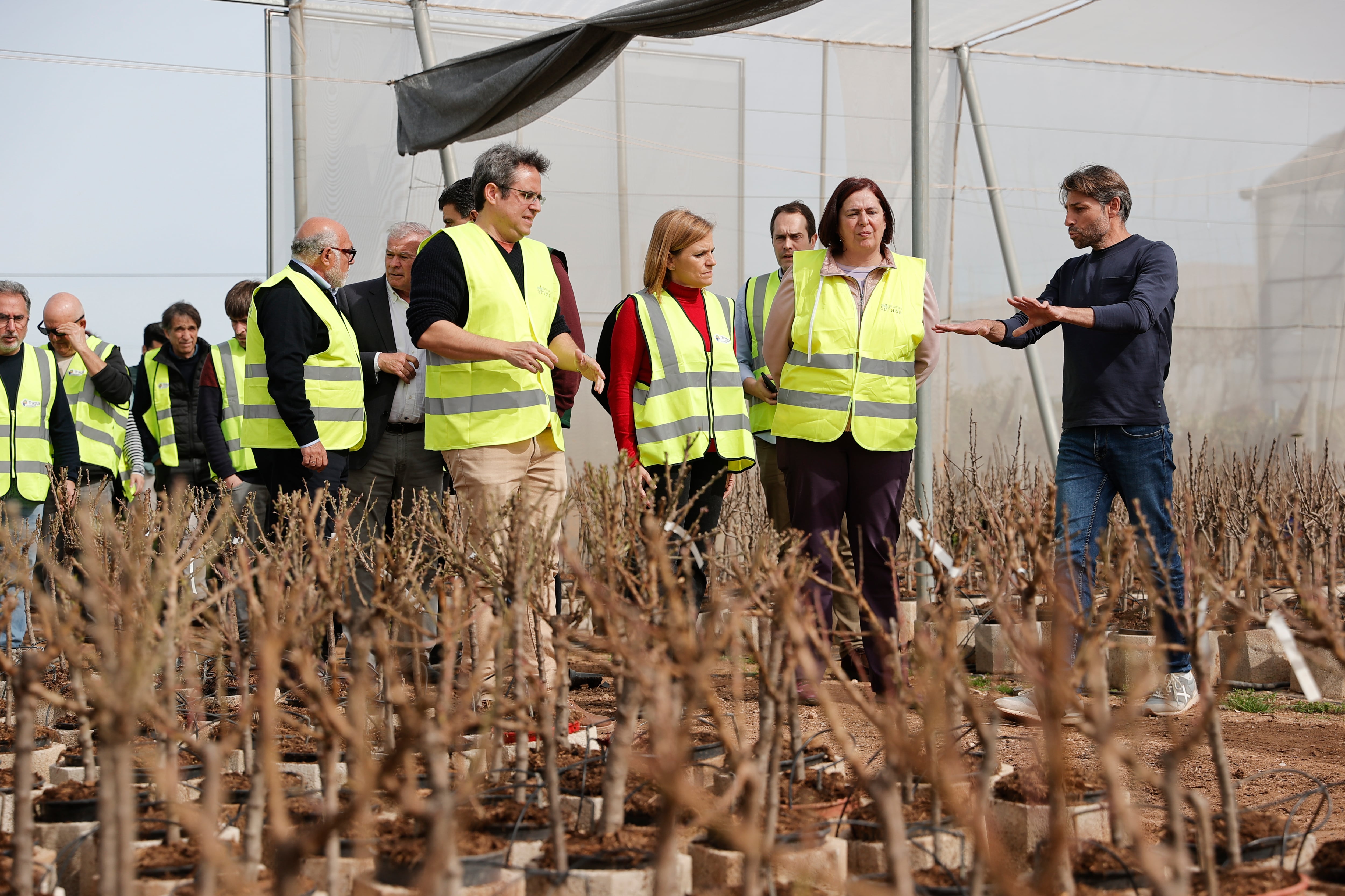 La delegada del Gobierno en la Comunitat Valenciana, Pilar Bernabé (c), durante la visita, junto a la secretaria de Estado de Agricultura y Alimentación, María Begoña García, a las obras de recuperación de la actividad productiva del vivero Orvifrusa, afectado por la dana.