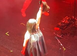 Ruth Lorenzo se corta el pelo en su concierto en Madrid