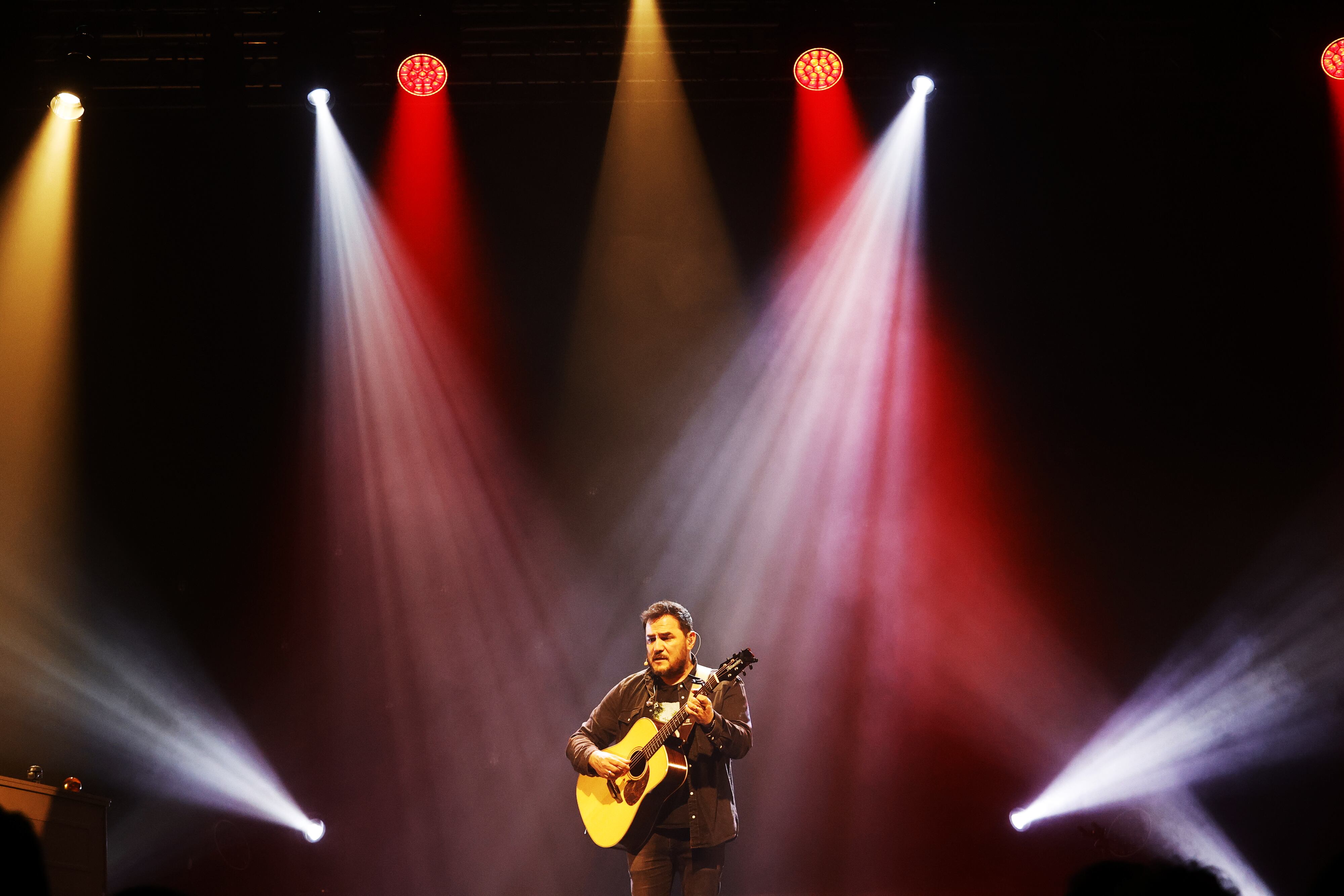 Ismael Serrano, durante su concierto de este viernes en el auditorio del antiguo cine Alovi, en As Pontes (foto: Kiko Delgado / EFE)