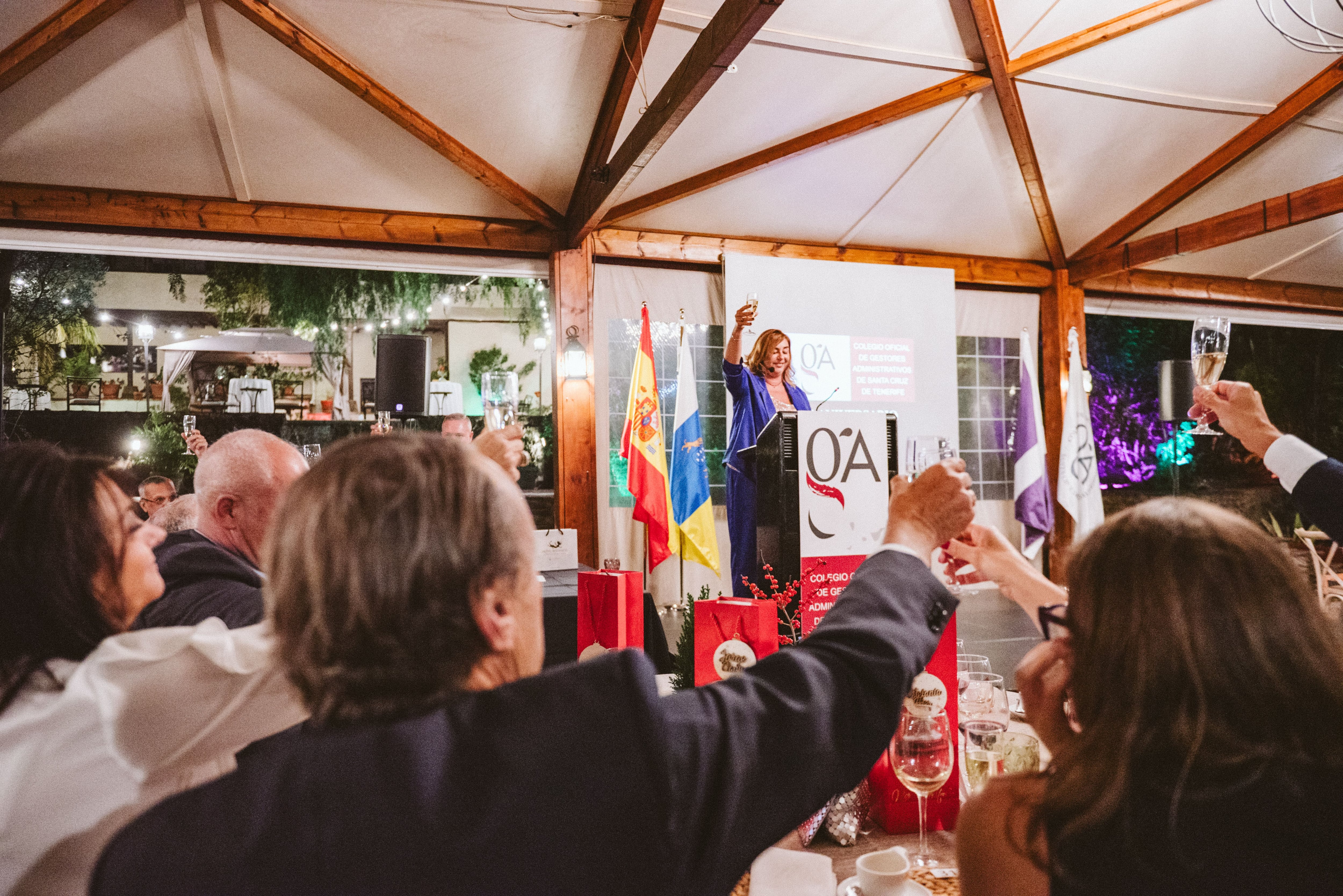 Gestores Administrativos celebrando los 80 años de servicios públicos.