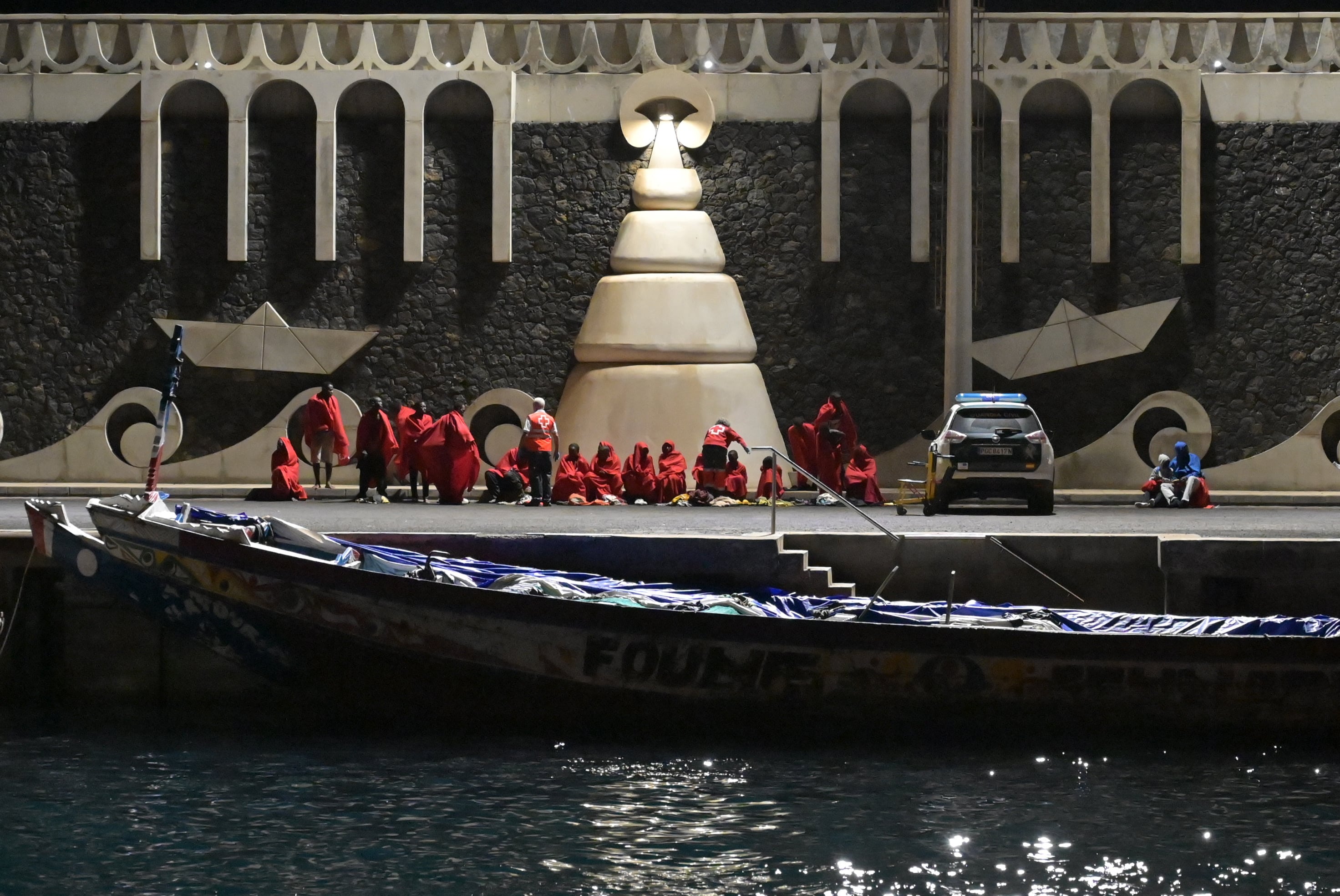 Salvamento Martítimo y la Guardia Civil durante una intervención realizada a dos cayucos al sur de El Hierro cuyos ocupantes fueron trasladados al muelle de La Restinga para recibir las primeras asistencias