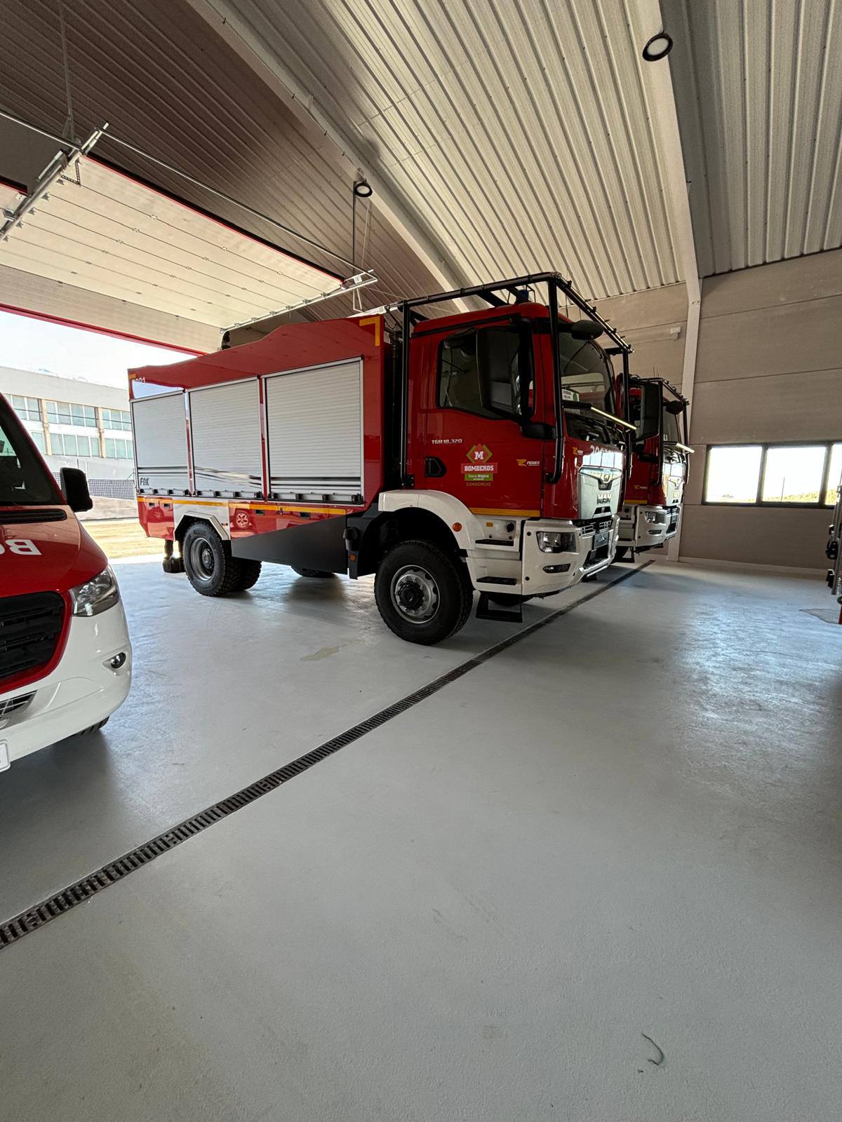 Vehículos ya en las instalaciones del Parque de Bomberos de Sierra Mágina Oriental en Bedmar