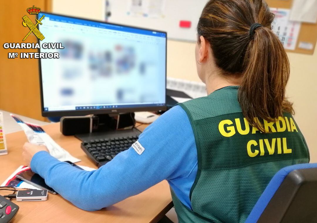 La Guardia Civil ha detenido a un hombre de 42 años de edad residente en Asturias como presunto autor de un supuesto delito de ciber-acoso sexual infantil tras la denuncia presentada por las madres de dos niños de 10 años de la provincia de Pontevedra.