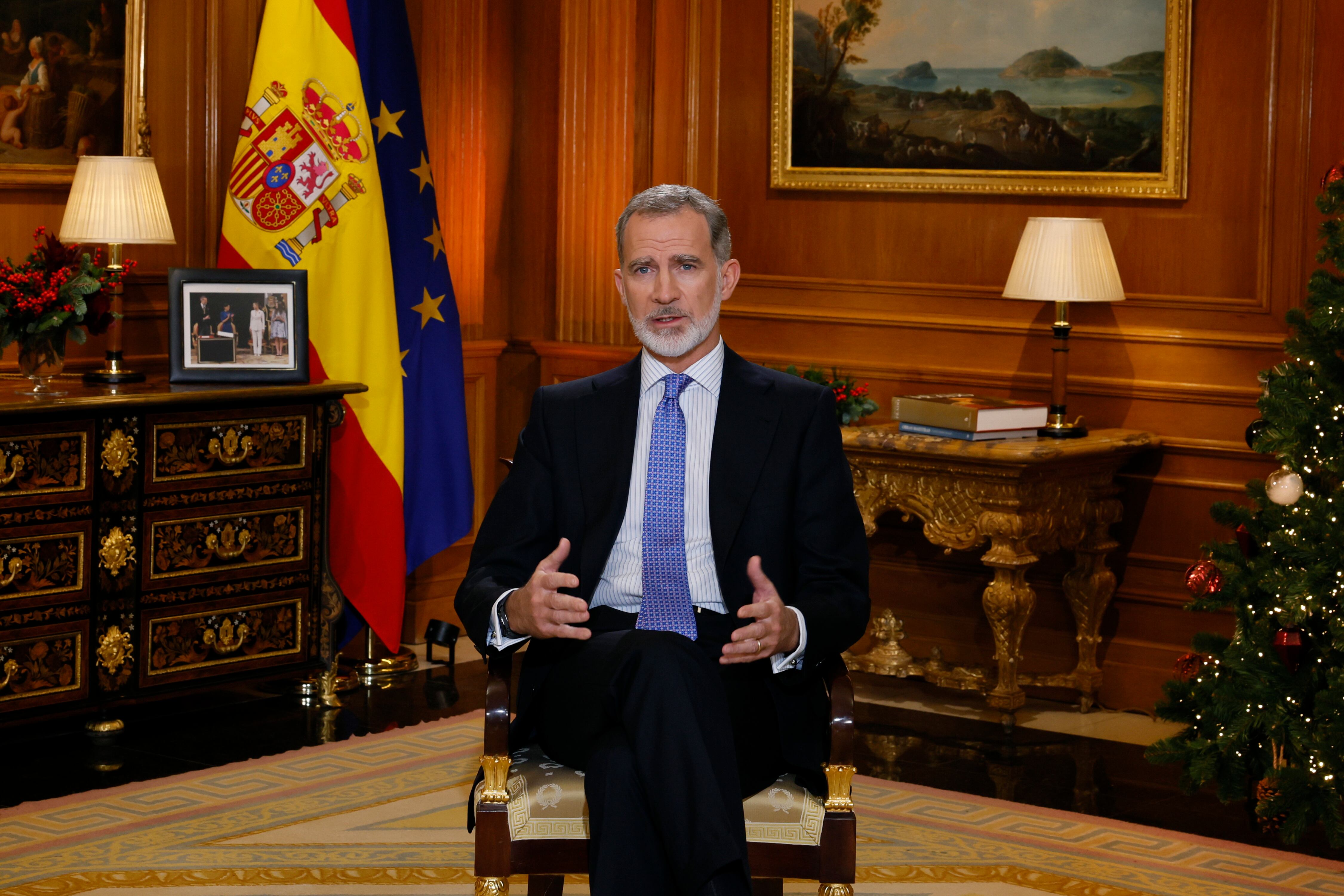 -FOTODELDIA- MADRID, 24/12/2023.- El rey Felipe VI en su tradicional mensaje de Navidad, el décimo de su reinado, en el que ha apelado al cumplimiento de la Constitución como garantía de unión y de progreso, al advertir de que si no se respeta, no hay democracia ni convivencia posibles, tampoco ley, ni paz, ni libertad, sino imposición y arbitrariedad. EFE/ Ballesteros   POOL
