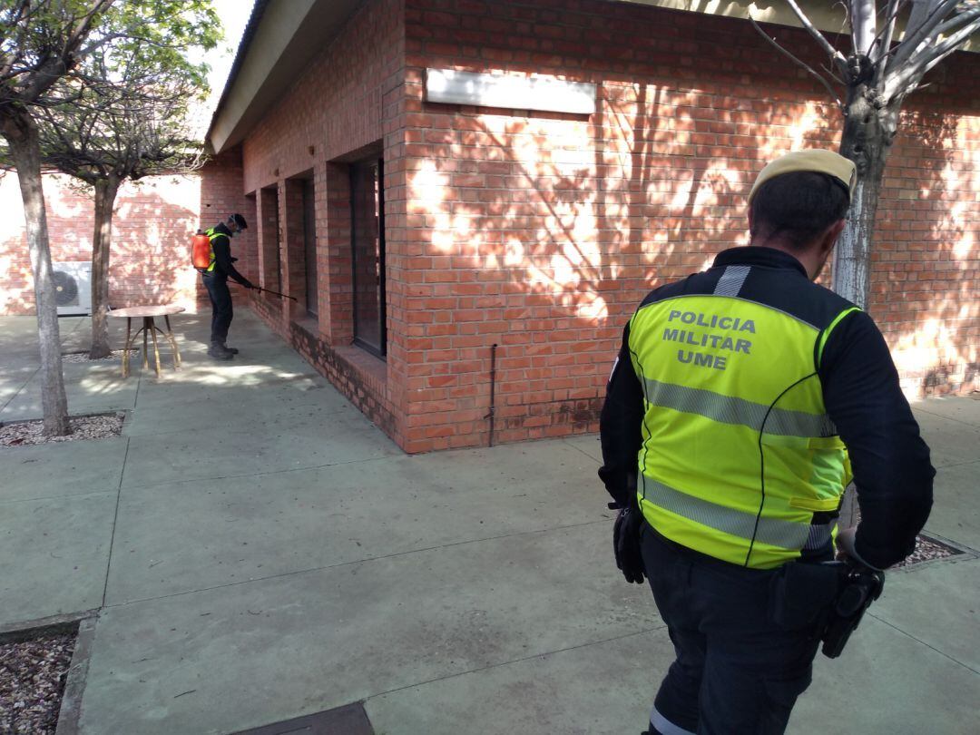 La UME, ayer desinfectando en las instalaciones de la residencia Parque Figueroa.