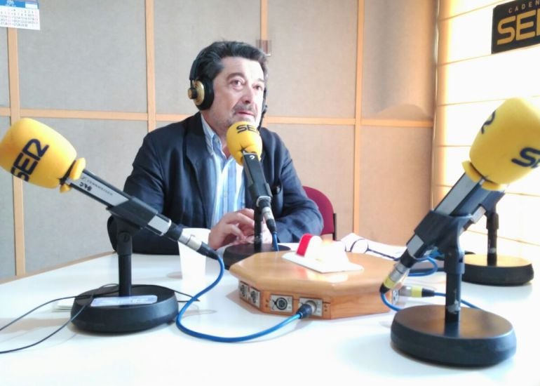 Javier Barrero en los estudios de Radio Huelva (2016)