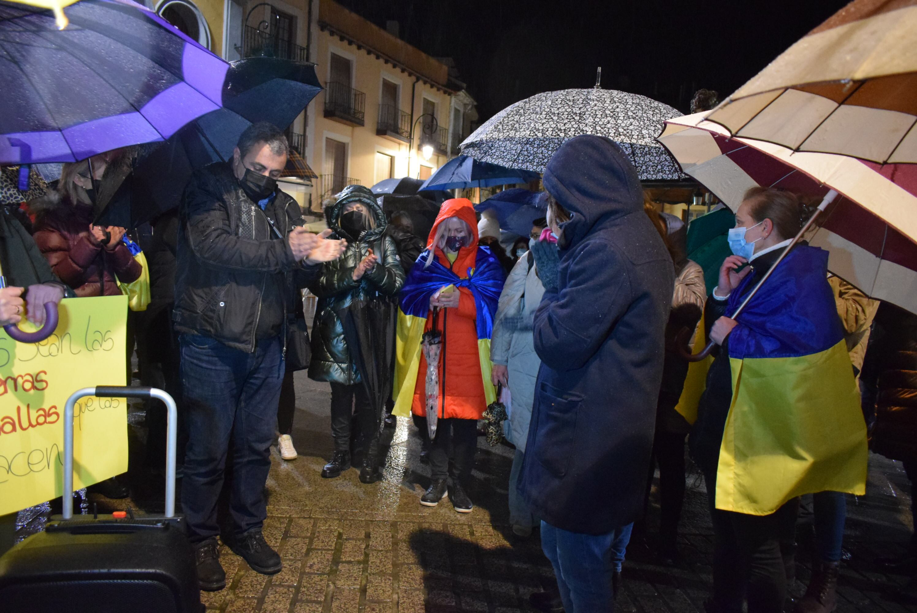 Banderas ucranianas en la concentración de protesta