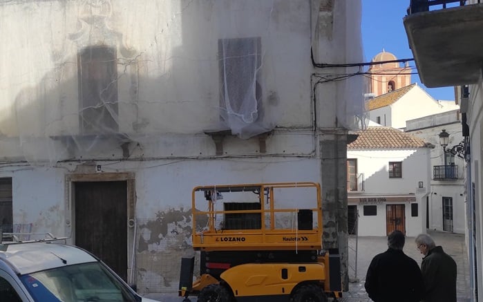 Malla en el edificio Hermanos Costaleros