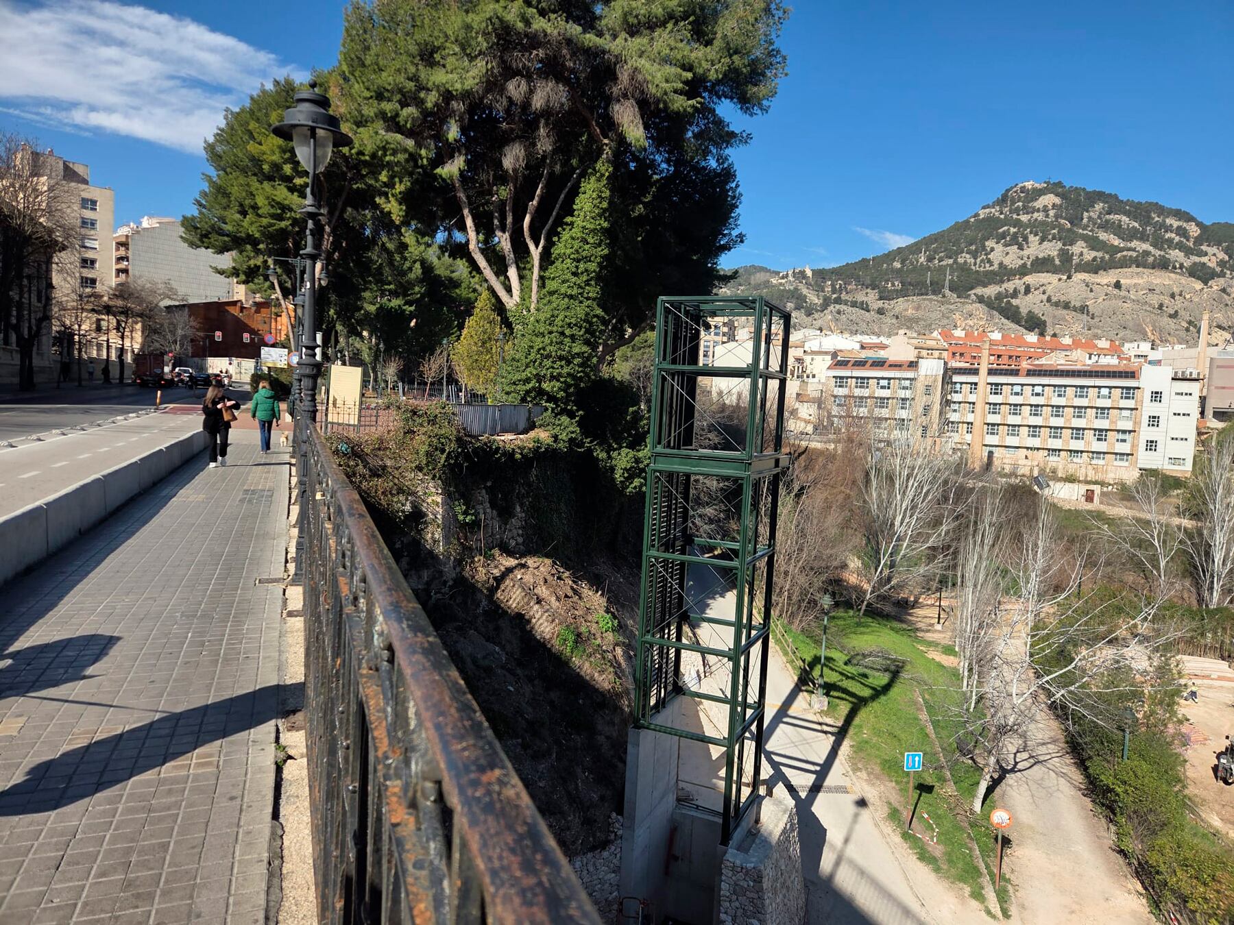 Imagen de la estructura del ascensor junto al puente de Cervantes
